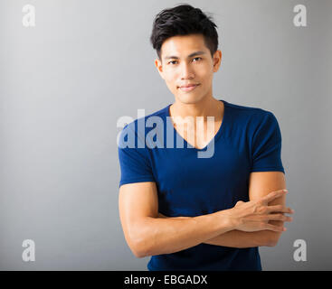 Jeune homme sportif souriant Banque D'Images