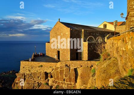 Sant&# 39;Antonio Abate cathédrale dans la lumière du soir, Castelsardo, Province de Sassari, Sardaigne, Italie Banque D'Images