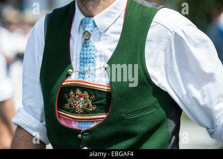 Dans l'homme et un gilet lederhosen traditionnelles, Oberlandler Gauverband parade de costumes, Fischbachau, Haute-Bavière, Bavière Banque D'Images