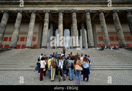 Les touristes, groupe touristique, visite guidée, Altes Museum, Old Museum, Museumsinsel, Berlin, Berlin, Allemagne Banque D'Images