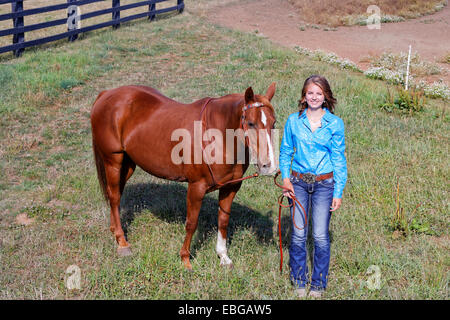 41 857,09315 girl debout à côté et la tenant fièrement bareback bay horse Banque D'Images