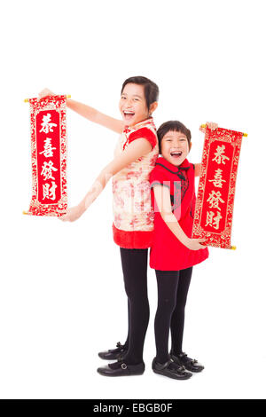 Les petites filles asiatiques montrant couplets pour happy chinese new year Banque D'Images