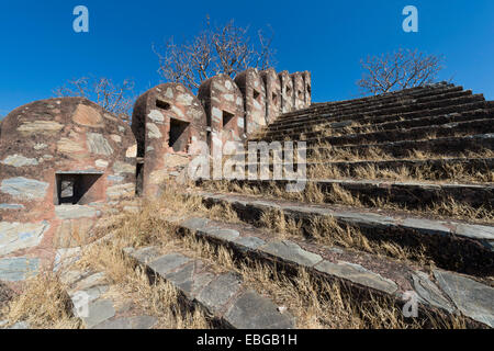 Remparts et escaliers d'une enceinte fortifiée, fort de Kumbhalgarh ou Kumbhalmer, Fort Kumbhalgarh, Rajasthan, Inde Banque D'Images