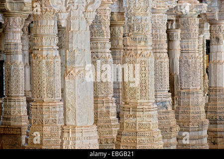 Hall intérieur avec des piliers en marbre, temple, temple de la religion Jain, Adinatha, Temple Ranakpur, Rajasthan, Inde Banque D'Images