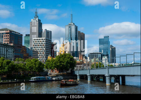 Les immeubles de grande hauteur sur le fleuve Yarra, Melbourne, Victoria Banque D'Images