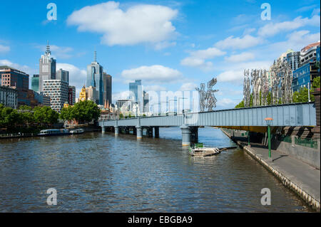 Les immeubles de grande hauteur sur le fleuve Yarra, Melbourne, Victoria Banque D'Images