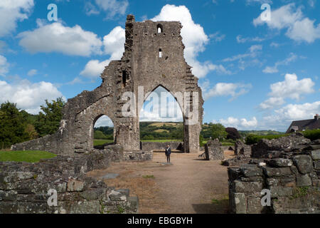 Touriste en visite à l'abbaye de Talley Carmarthenshire, Pays de Galles UK KATHY DEWITT Banque D'Images