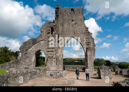 Les touristes visitant Talley Abbey près de Llandeilo dans Carmarthenshire, Pays de Galles UK KATHY DEWITT Banque D'Images