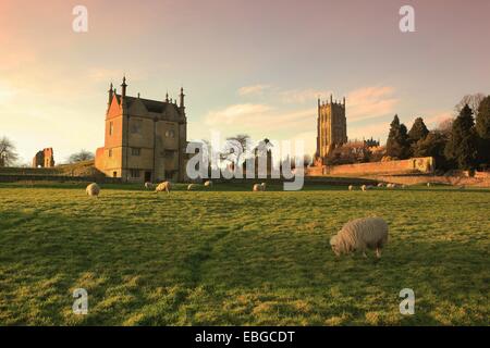 La laine des moutons paissant au-dessous de l'Église et les vestiges de l'ancienne maison de maître à Chipping Campden dans les Cotswolds Banque D'Images