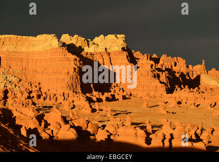 Hoodoos érodés et de formations rocheuses de Entrada Sandstone dans la lumière du matin, des nuages sombres à l'arrière, Goblin Valley State Park Banque D'Images