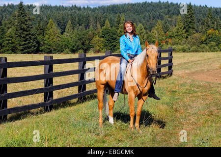 41 857,09412 Teenage girl sitting riding horse bareback Banque D'Images