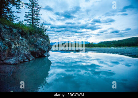 Crépuscule sur la rivière Matanuska à Palmer en Alaska Banque D'Images