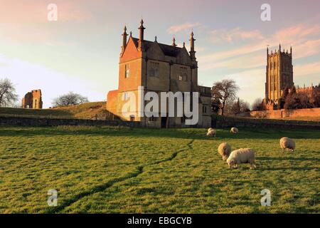 Le pâturage des moutons sous l'église et les vestiges de l'ancienne maison de maître à Chipping Campden dans les Cotswolds sur l'après-midi d'hiver. Banque D'Images