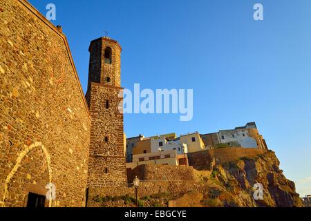 Sant&# 39;Antonio Abate cathédrale dans la lumière du soir, Castelsardo, Province de Sassari, Sardaigne, Italie Banque D'Images