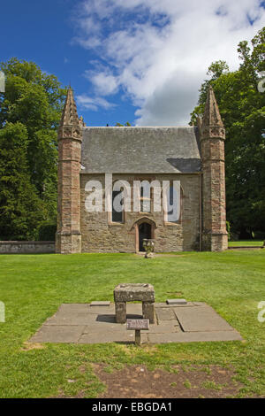 Chapelle de Scone Palace avec des répliques de pierre de la destinée en premier plan, Perth, Ecosse Banque D'Images