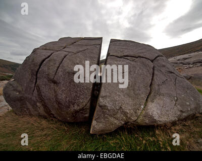 Un énorme rocher divisé en deux, dans les montagnes du comté de Wicklow, Irlande Banque D'Images