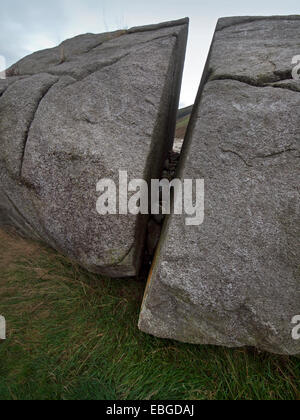 Un énorme rocher divisé en deux, dans les montagnes du comté de Wicklow, Irlande Banque D'Images