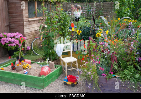 Aire de jeux dans un jardin de fleurs posées Banque D'Images