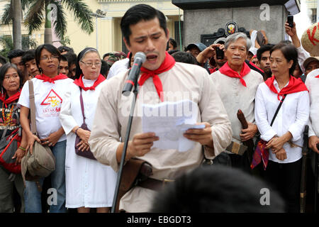 En commémoration du 151e anniversaire Anniversaire de leader révolutionnaire Andres Bonifacio film acteur Robin Padilla a mené la protestation dans Liwasang Bonifacio à Manille et le rouge "Kartilya Katipunan ng' avec le costume de Andress Bonifacio. © Gregorio B. Dantes Jr./Pacific Press/Alamy Live News Banque D'Images