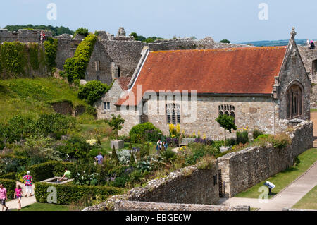 Chapelle St Nicolas au château de Carisbrooke vu à travers Princesse Béatrice's Garden. Banque D'Images