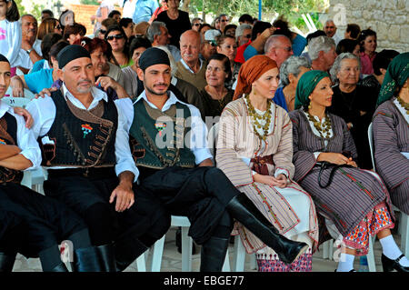 Mâle et femelle traditionnelle grecque danseurs repose au Amargeti Festival communautaire Banque D'Images