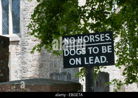 Inscrivez-vous dans l'église de lire pas de chevaux chiens pour être en tête. Banque D'Images