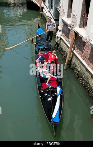 Bénéficiant d'une famille en gondole sur le canal Rio de la Canonica Venise Italie à partir de pont au-dessus Banque D'Images