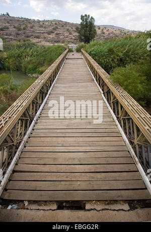 Vieux pont sur la rivière Jordan, un peu au nord du lac de Galilée en Israël. Road 87 utilisés pour traverser ce pont Banque D'Images