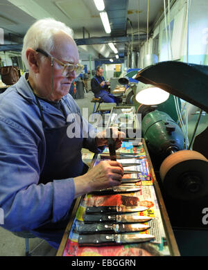 Société tchèque Mikov Couteaux, producteur traditionnel de poisson légendaire des couteaux de poche à partir de Mikulasovice à Decin région (130 km au nord de Prague, Republique tchèque), le 26 novembre 2014. (CTK) Zavoral Libor/Photo Banque D'Images