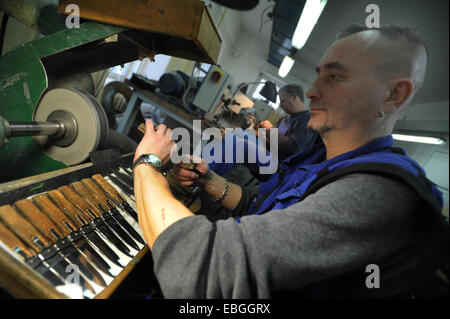 Société tchèque Mikov Couteaux, producteur traditionnel de poisson légendaire des couteaux de poche à partir de Mikulasovice à Decin région (130 km au nord de Prague, Republique tchèque), le 26 novembre 2014. (CTK) Zavoral Libor/Photo Banque D'Images