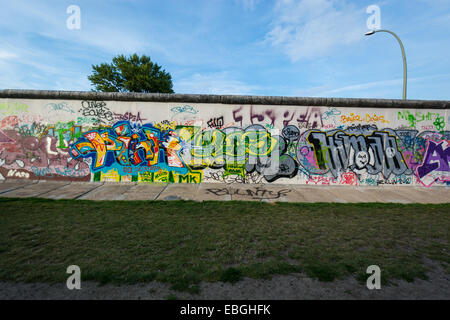 Exposition en galerie, la plus grande galerie d'art en plein air dans le monde, peint sur le segment de mur de Berlin.Sa est de 1,3 kl de long e Banque D'Images