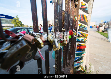 Exposition en galerie, la plus grande galerie d'art en plein air dans le monde, peint sur le segment de mur de Berlin.Sa est de 1,3 kl de long e Banque D'Images