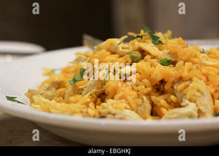 Un traditionnel plat hispanique ou latino, arroz con pollo, ou 'le riz avec du poulet." Banque D'Images