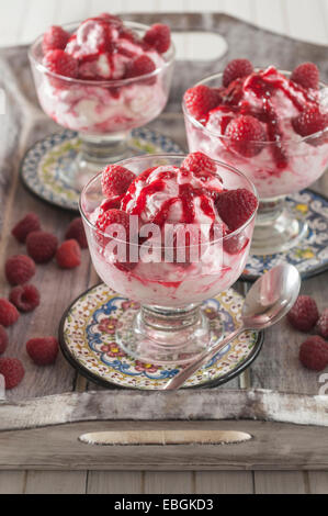 Imbécile de framboise. Dessert de fruits d'été Banque D'Images