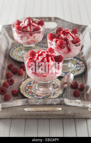 Imbécile de framboise. Dessert de fruits d'été Banque D'Images