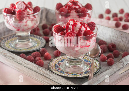 Imbécile de framboise. Dessert de fruits d'été Banque D'Images