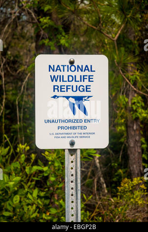 Un signe National Wildlife Refuge nous met en garde contre l'entrée non autorisée. Banque D'Images