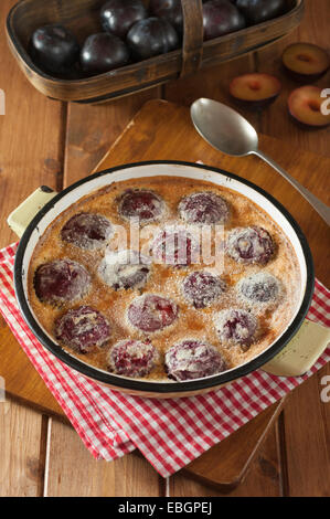 Clafoutis aux prunes. Clafoutis aux prunes. Dessert de fruits français Banque D'Images