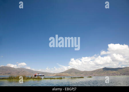 Bateau d'excursion sur le lac Titicaca, au Pérou, Puno Banque D'Images