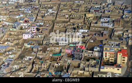 Vue aérienne de maisons de boue et de composés dans un quartier résidentiel, 27 novembre 2014 à Kaboul, Afghanistan. Banque D'Images