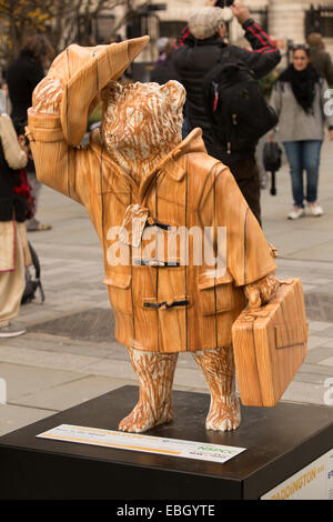 L'ours dans les bois, une partie de la piste de Paddington, statues à l'extérieur de la Cathédrale St Paul London Banque D'Images