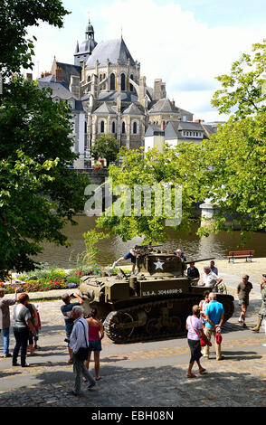 Réservoir, véhicule de guerre américain de la 2e guerre mondiale, 70e anniversaire de la libération de la ville de Mayenne (août 1944). Banque D'Images