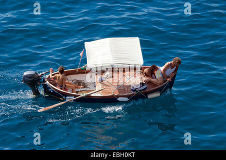 Homme garçon chien dans un petit bateau Vue de dessus Cinque Terre Ligurie Italie Banque D'Images