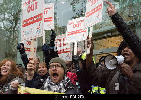 London UK, 1er décembre 2014. Les protestataires organiser une manifestation pour sauver la nouvelle ère housing estate à Hackney, qui a été achetée par un consortium de promoteurs immobiliers notamment Westbrook, qui veulent percevoir un loyer au prix du marché de manière efficace, ce qui rend inabordables pour les locataires actuels. Les manifestants, dont le comédien Russell Brand, organisé un rassemblement à l'extérieur des bureaux de Westbrook à Mayfair, puis ont défilé dans le centre de Londres à Downing Street. Credit : Patricia Phillips/Alamy Live News Banque D'Images