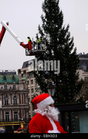 Londres, Royaume-Uni. 1er décembre 2014. Lights go on au Trafalgar Square Christmas Tree Crédit : Rachel/Megawhat Alamy Live News Banque D'Images