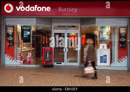 Burnley, Lancashire, UK, 1er décembre 2014. 'Enregistrer Vodafone 5o %  Vendredi Noir Week-end dernier jour de pré-ventes de Noël à prix réduit dans la Charte Walk Shopping Centre. Banque D'Images