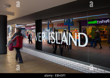 Burnley, Lancashire, UK, 1er décembre 2014. 'River Island"  shoppers réflexions Vendredi Noir Week-end dernier jour de Noël pré-ventes et offres dans la Charte Walk Shopping Centre. La première phase du réaménagement de la location Walk Shopping Centre à Burnley inclus la rénovation de la place du marché et la transformation des commerces le long d'un bord de la place. Le nouveau développement ont augmenté de 365 000 déjà le sqft center à plus de 28 000 pieds carrés avec les ajouts à l'intérieur de la place. Banque D'Images