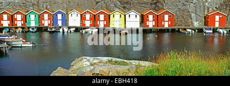 Des huttes, beaucoup de petits dans le fjord, la Suède, l'Bohuslaen Smoegen,, 01.07.2003. Banque D'Images