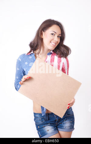 Cute smiling girl avec un panneau dans les mains Banque D'Images