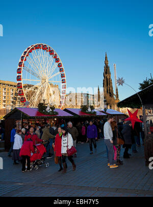 Marché de Noël d'Édimbourg Le monticule, avec grande roue en arrière-plan l'Ecosse UK Banque D'Images